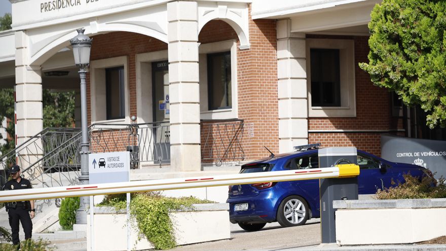 Vehículo que traslada al juez Juan Carlos Peinado a La Moncloa para tomar declaración al presidente del Gobierno, Pedro Sánchez, que comparece en calidad de testigo en el marco de la investigación a su mujer, Begoña Gómez, por presunto tráfico de influencias.