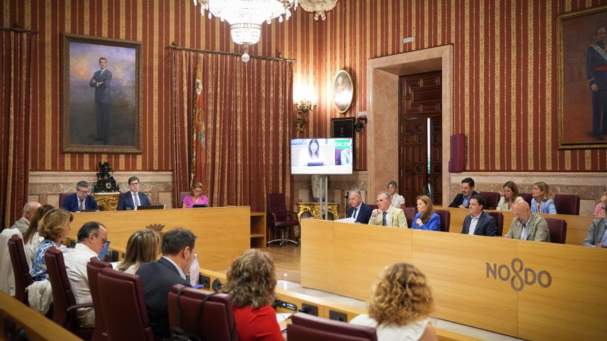 El Gobierno del PP en Sevilla suma el apoyo del PSOE para presionar a Moreno con la tasa turística