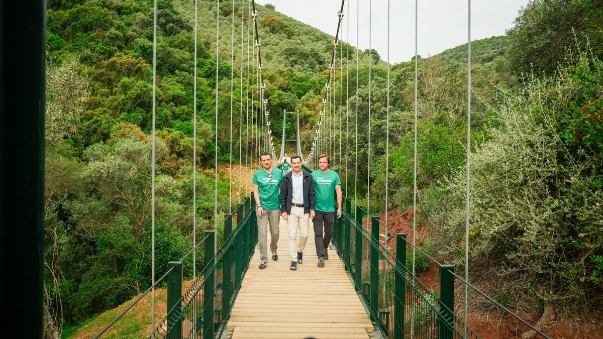 Juanma Moreno recorre el sendero de la fase 3 del Cinturón Verde de Córdoba junto a representantes del PP andaluz