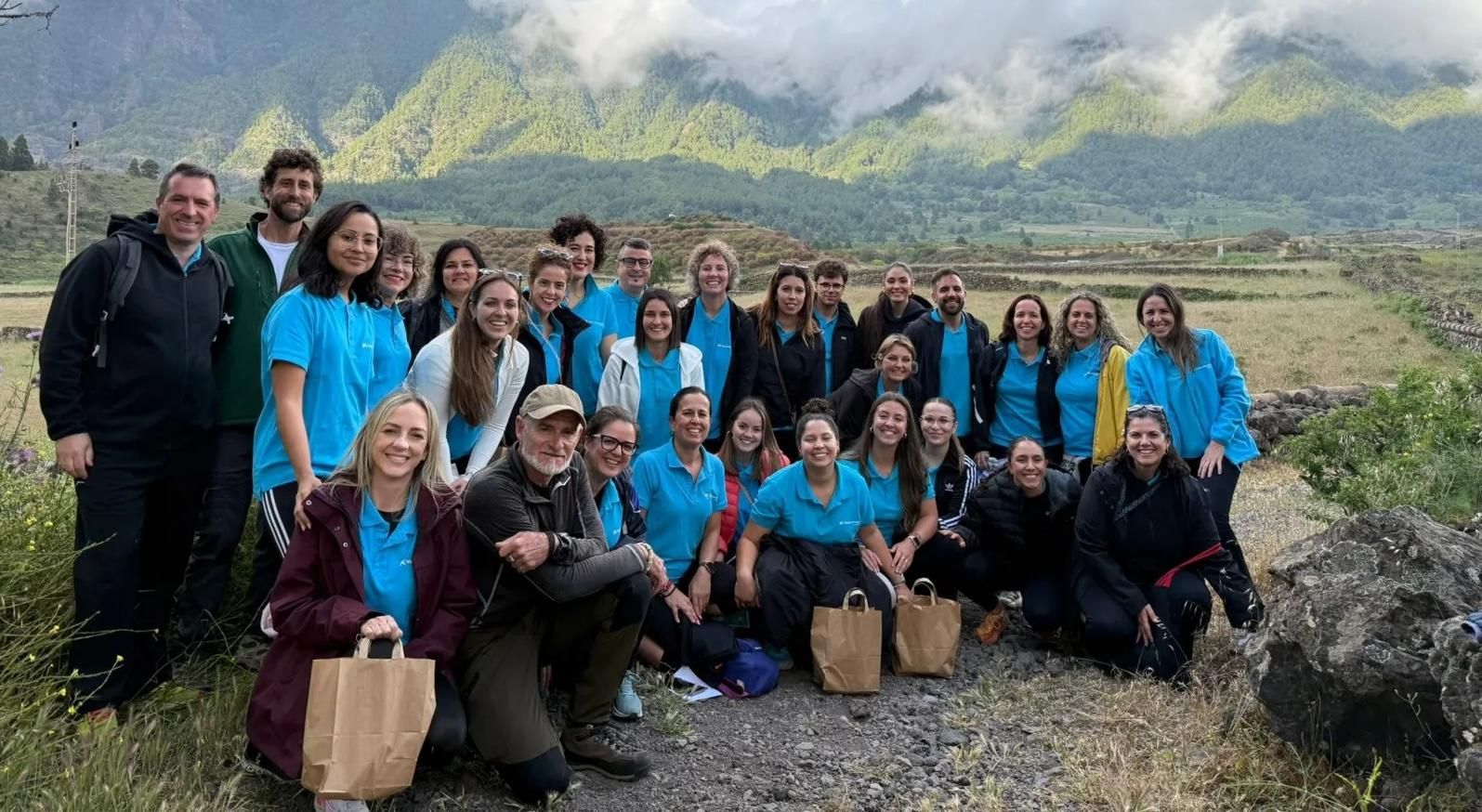 Voluntariado de CaixaBank en el sendero circular por el  Camino del Medio y Camino de La Garza en La Palma.