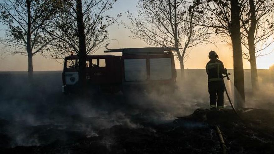 Incendio forestal en Malillos (Santas Martas). / Foto: Bomberos de León