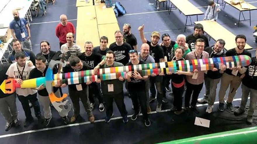 La comunidad de aficionados a la Impresión 3D 'CloneWars España' con su Tizona3D recién terminada.