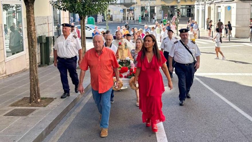 La consejera de Inclusión Social durante el recorrido de la Santina hasta la iglesia.