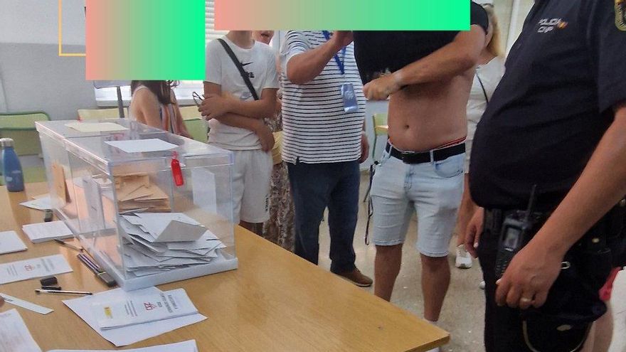 Un vecino de Molina de Segura (Murcia) quitándose la camiseta con el lema inscrito 'Que te vote Txapote', prohibido por la Junta Electoral | J. C.