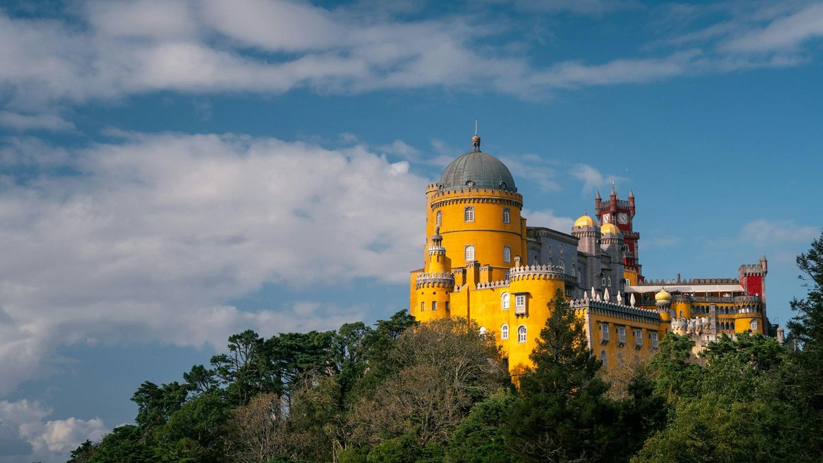 Antiguo monasterio, este palacio portugués es considerado uno de los mejores ejemplos de arquitectura romántica de Europa