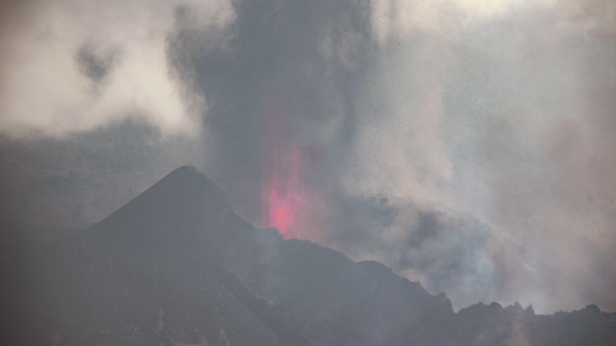 Vista de la erupción en el Volcán Cumbre Vieja de La Palma. Un nuevo foco de emisión se ha abierto este sábado por la mañana en el volcán de La Palma, ha informado el Instituto Volcanológico de Canarias (Involcan) en su cuenta de Twitter. EFE/ Miguel Calero