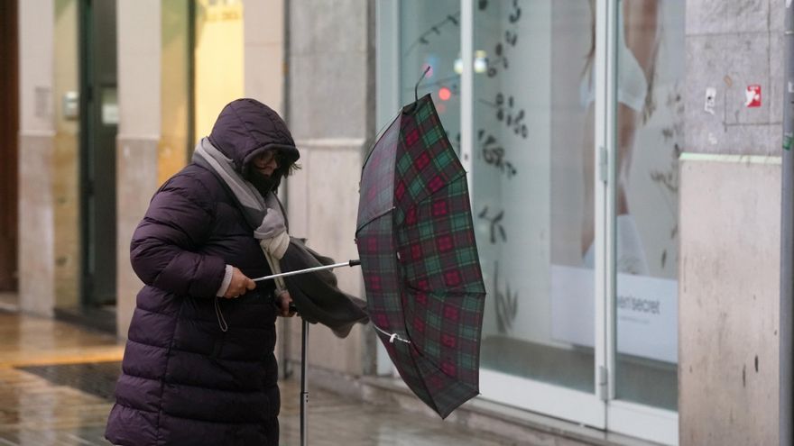 Rescatado un varón en Aznalcázar cuyo coche fue arrastrado por un arroyo