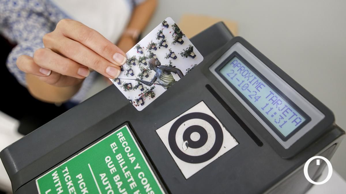 El pago con tarjeta en los buses de Aucorsa se vuelve a retrasar y no estará disponible este año
