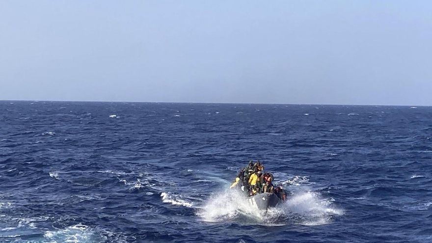 Dos personas muertas y al menos otras dos graves en un cayuco rescatado cerca de Gran Canaria