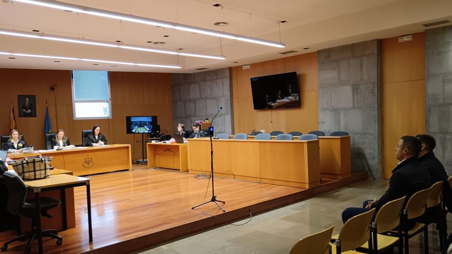 Juzgan a dos policías locales de Oviedo por lesiones tras disparar a un vehículo que arrolló a un agente y se dio a la fuga