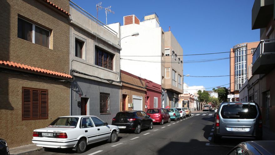 Calle Ayagaures, en el barrio de Cruce de Sardina del municipio de Santa Lucía de Tirajana, donde se produjeron las detenciones por el presunto asesinato de un hombre, cuyo cadáver fue localizado carbonizado en el interior de un vehículo en Pozo Izquierdo.