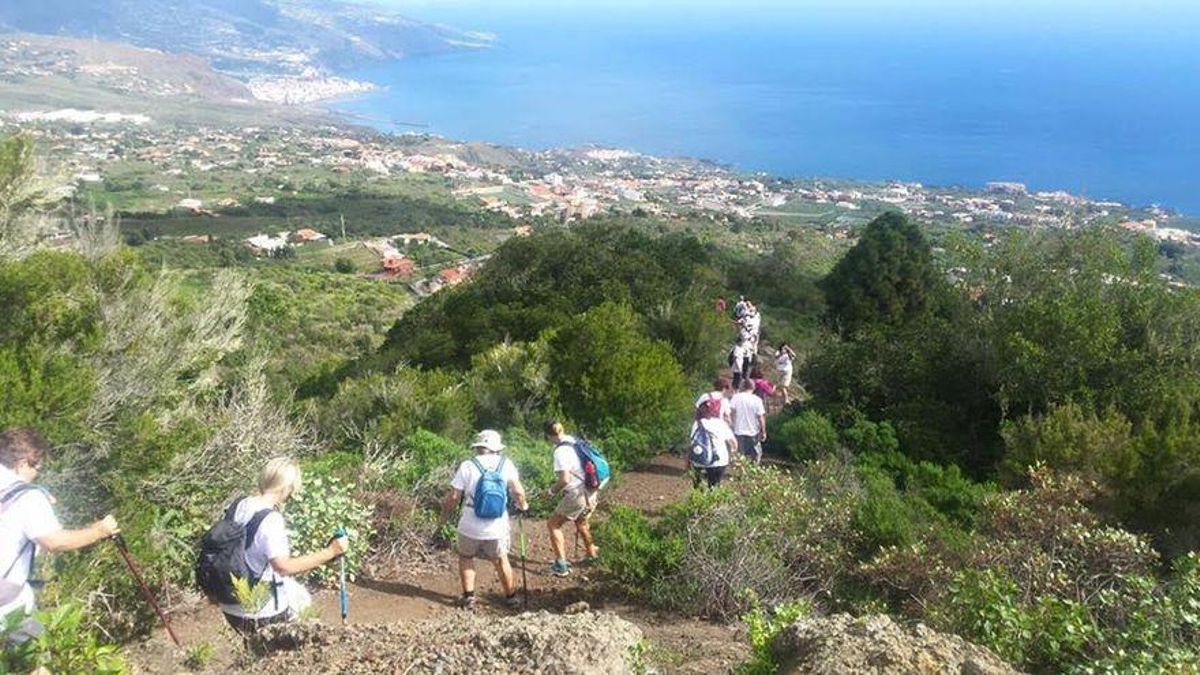 Imagen de archivo de un grupo de senderistas en La Palma