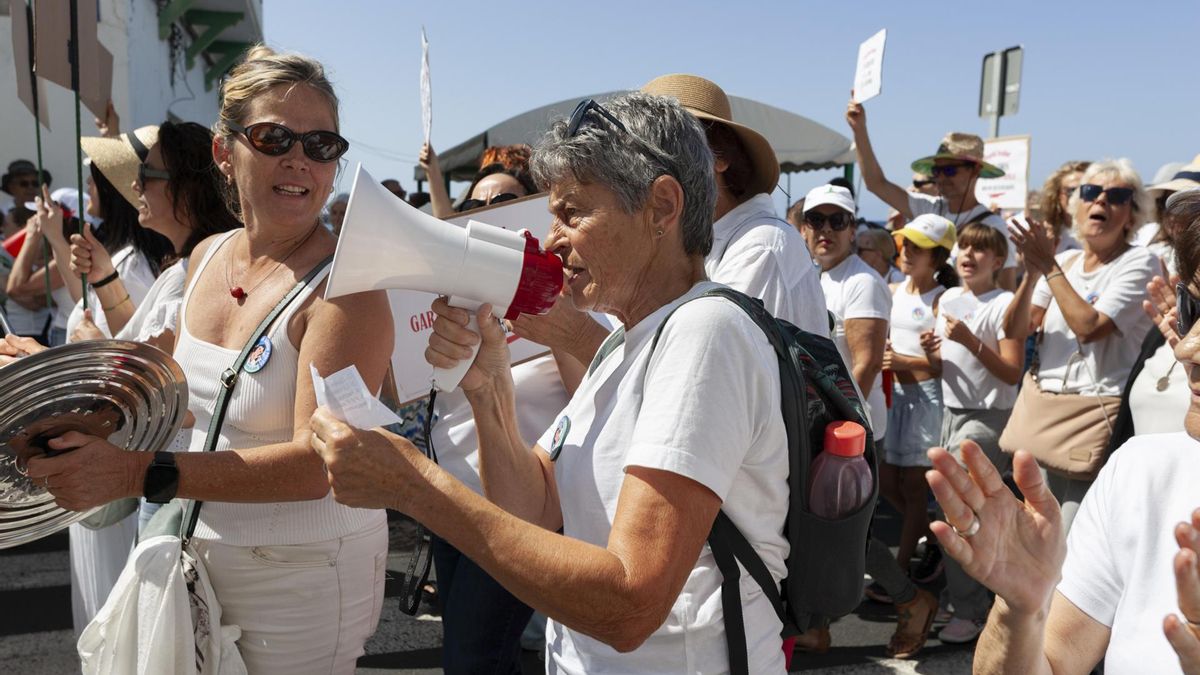 Unas 7.000 personas, según fuentes de la Policía Local de Arrecife, se han manifestado este sábado en la capital de Lanzarote para reclamar la continuidad del Hospital insular, dependiente del Servicio Canario de Salud y cuyo principal servicio que presta es el de geriatría. EFE/Adriel Perdomo