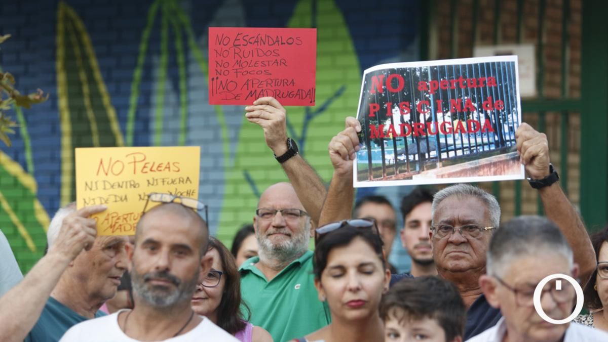 Protesta vecinal en la piscina de la Fuensanta