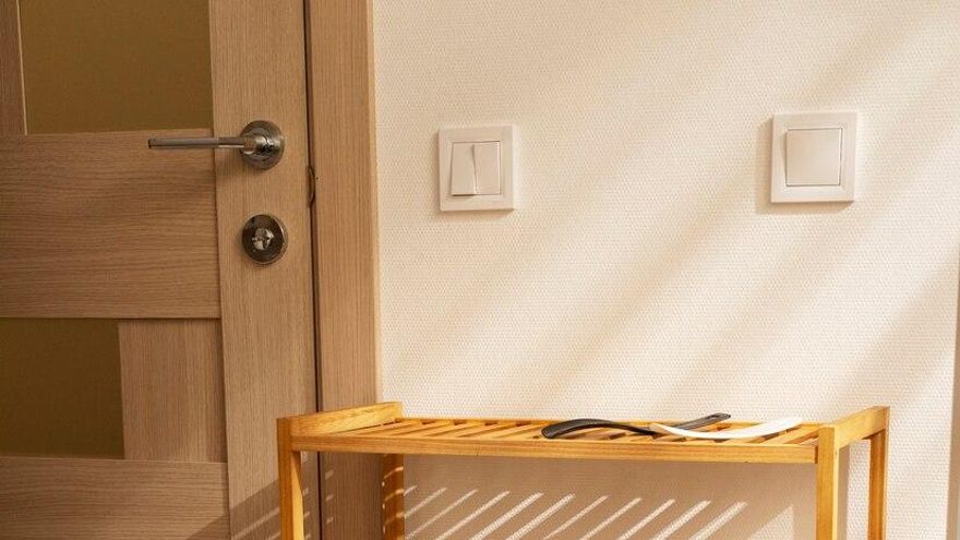 Ni en zapateros ni en el armario: cómo ordenar el calzado en pequeños espacios