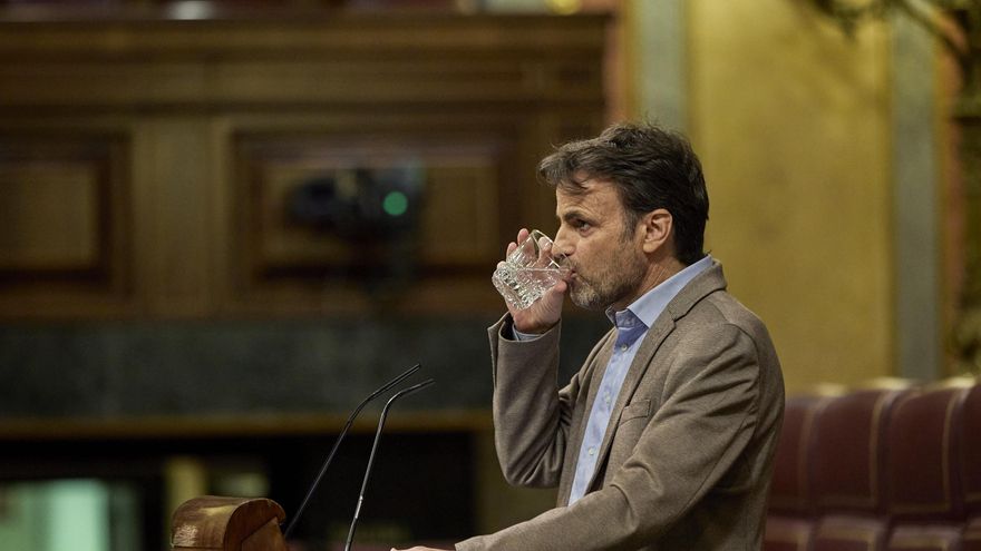 El diputado de los comuns en el Congreso Jaume Asens bebe agua durante un pleno en el Congreso de los Diputados, a 10 de mayo de 2022, en Madrid (España).