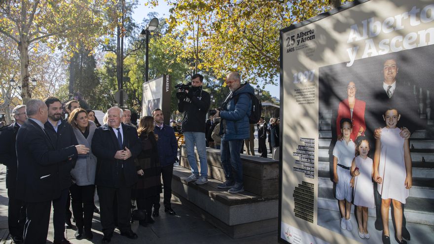 El presidente del Parlamento andaluz y otras autoridades, ante un retrato de Alberto y Ascen con sus hijos.