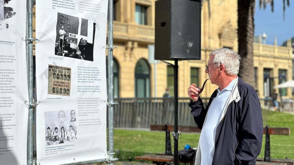Gorka Landaburu, víctima de ETA hace 25 años, observando la exposición en homanaje a Pertur