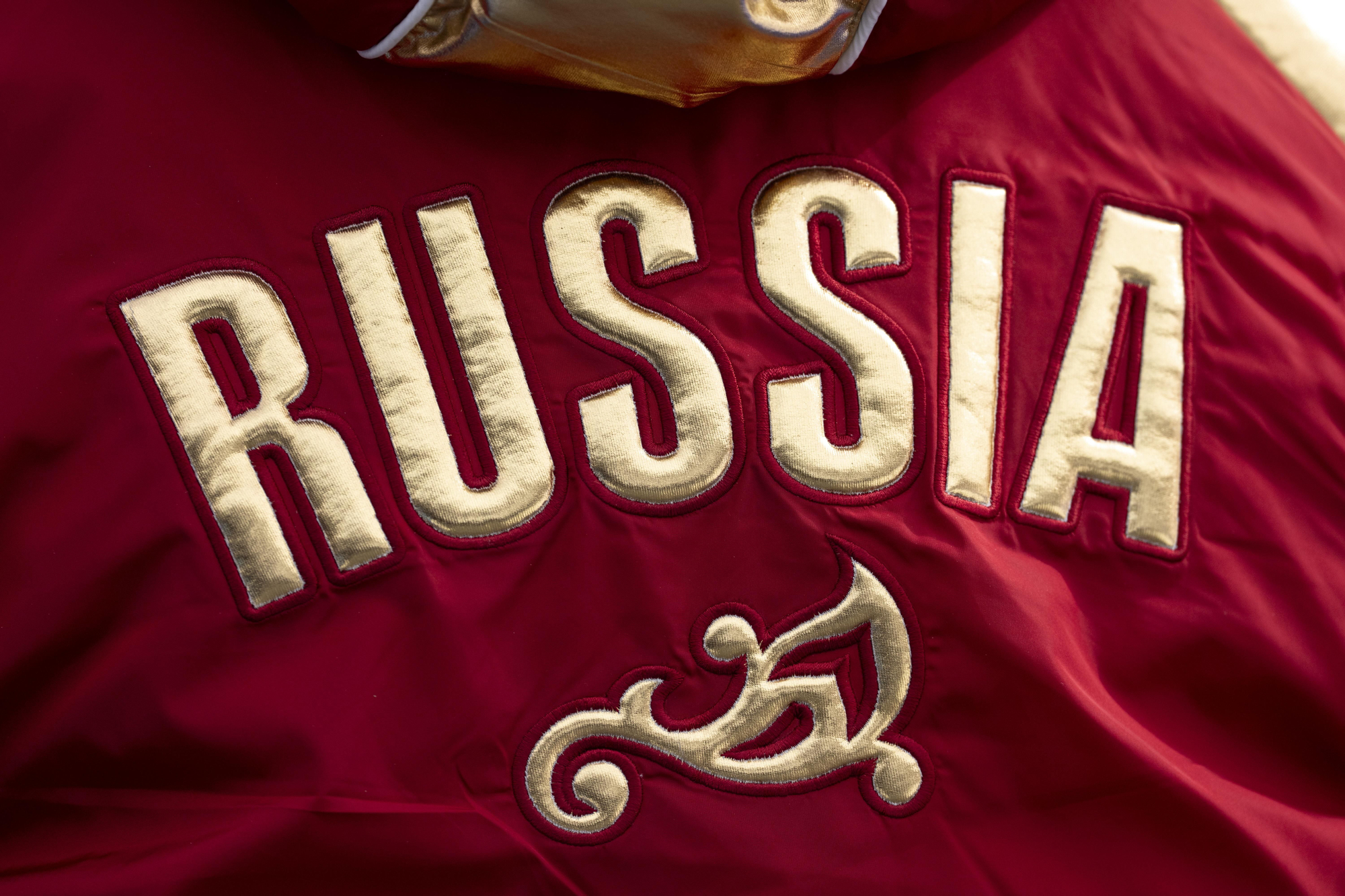 Abrigo que utilizan los deportistas de la delegación rusa en los Juegos Paralímpicos de Invierno 2026