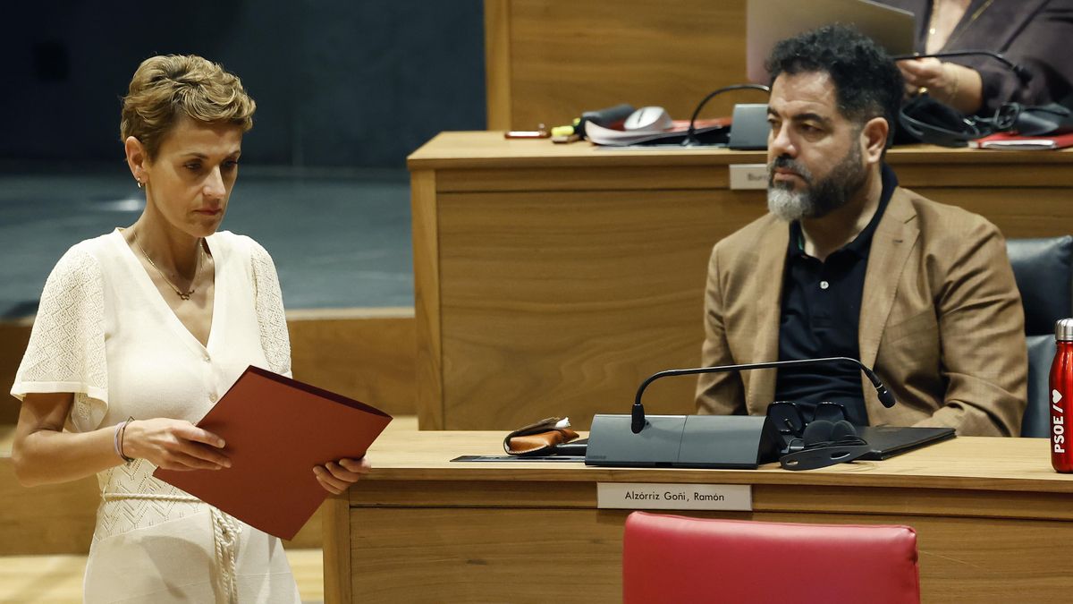 La presidenta del Gobierno de Navarra y secretaria general del PSN, María Chivite, y Ramón Alzórriz durante el pleno celebrado en el Parlamento navarro el día después del anuncio de su cese.