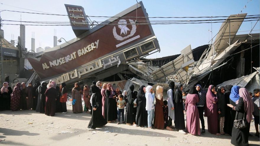 Una "lucha diaria" y colas de seis horas para encontrar pan y agua en Gaza: "Es lo que tenemos para tranquilizar a los niños"
