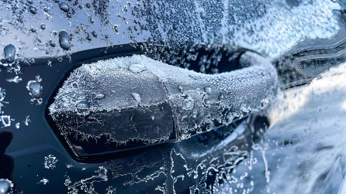El invierno complica el arranque del coche tras pasar la noche en la calle