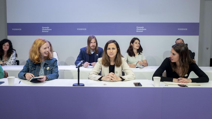 (I-D) La secretaria de Organización de Podemos, Lilith Verstrynge; la secretaria general, Ione Belarra y la ministra de Igualdad, Irene Montero, en una reunión del Consejo Ciudadano Estatal de Podemos, a 29 de abril de 2022, en Madrid (España).