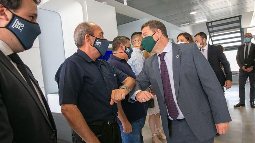 El presidente de Castilla-La Mancha asiste en Noblejas a la presentación de la planta piloto de producción de celdas para baterías de la empresa Phi4tech.