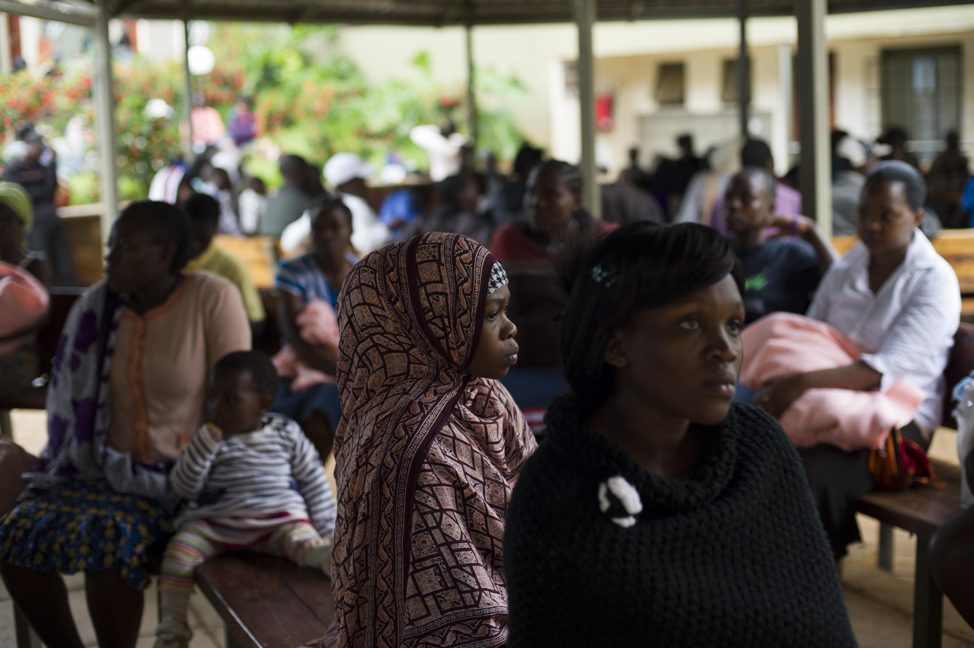 Pacientes en la sala de espera de la clínica de MSF en el sur del suburbio. Más del 60% de las enfermedades presentes en los pacientes de Kibera están vinculadas a condiciones de higiene y saneamiento. Los residentes generalmente acuden para el tratamiento de la neumonía, enfermedades respiratorias, gastrointestinales, cutáneas y parásitos. Cada día, 500 pacientes acuden a este centro de salud. Fotografía: Phil Moore