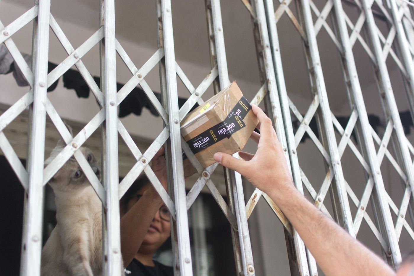 Biancoshock entregando uno de los paquetes de Reja.zon