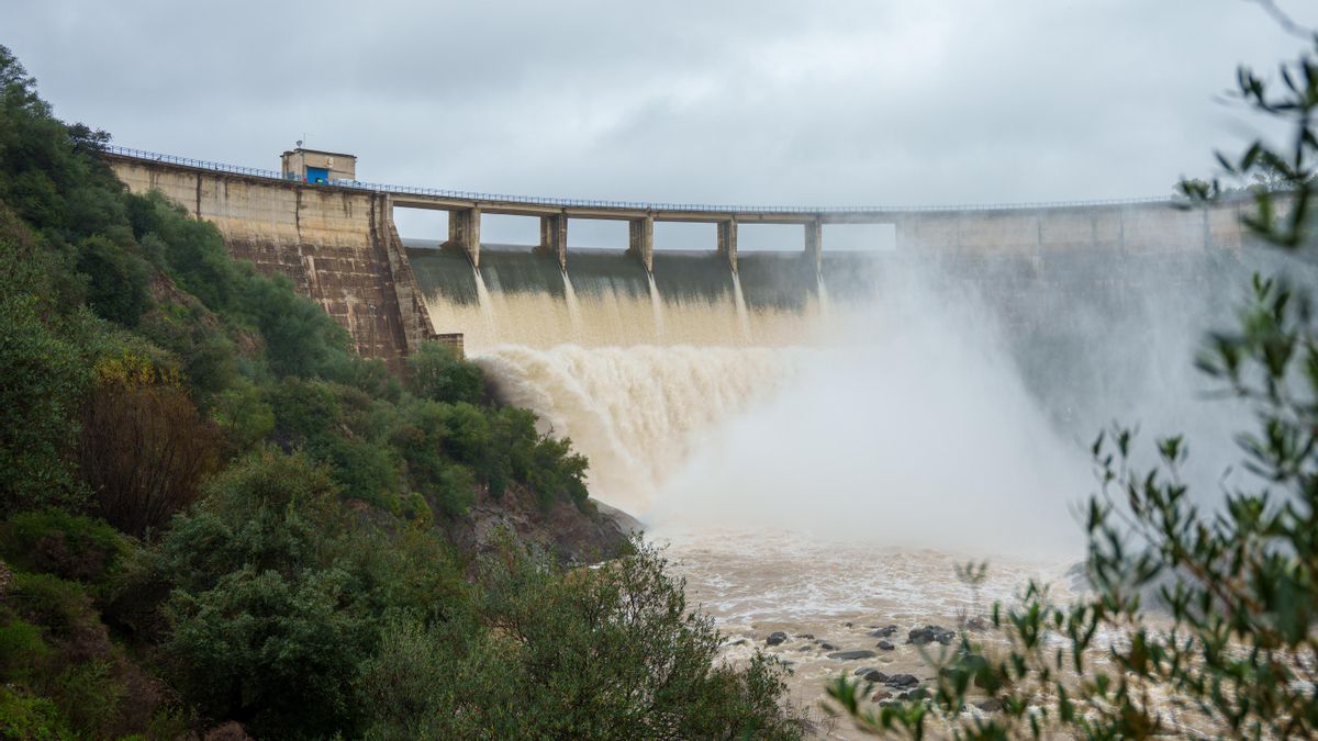 Presa de Gergal dentro en la provincia de Sevilla aliviando agua en febrero de 2026.