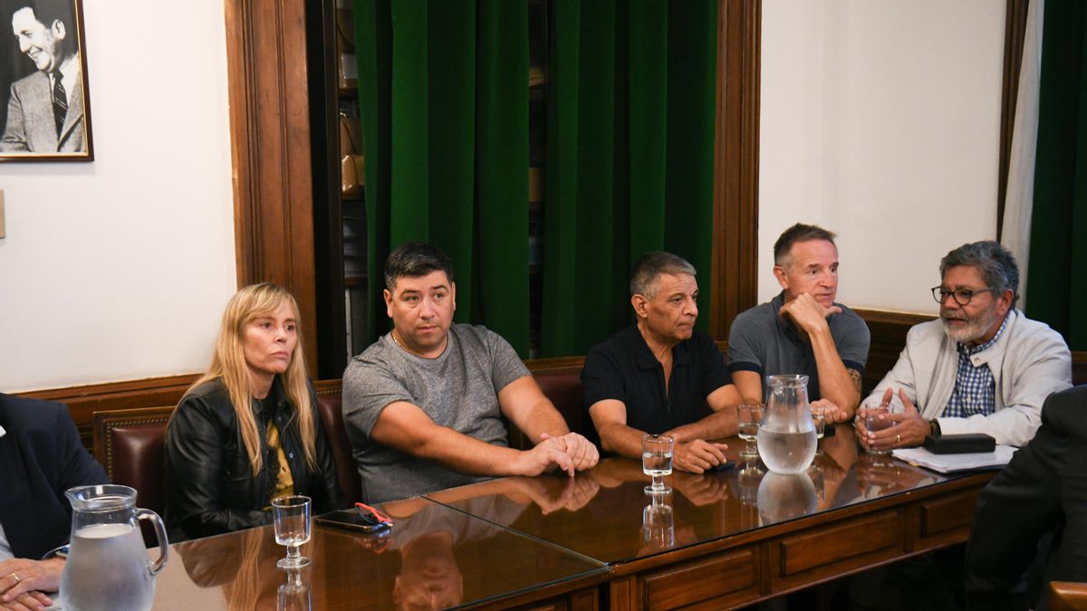 Juliana Di Tullio junto a los tres triunviros de la CGT