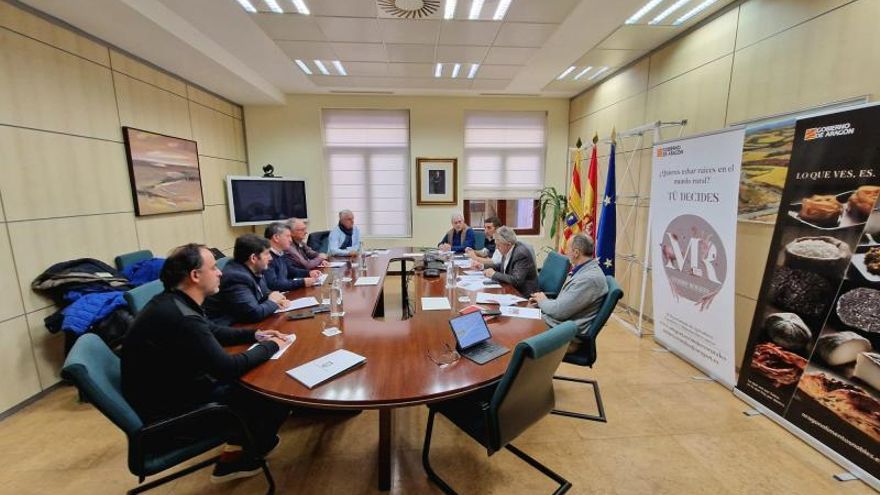 El percutor de la rebelión contra las macrogranjas asesora al polémico consejero de Agricultura de Aragón