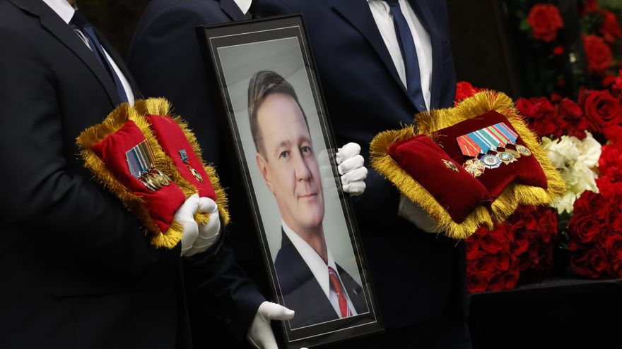 Sepultan en San Petersburgo al ministro ruso hallado muerto el día de su destitución