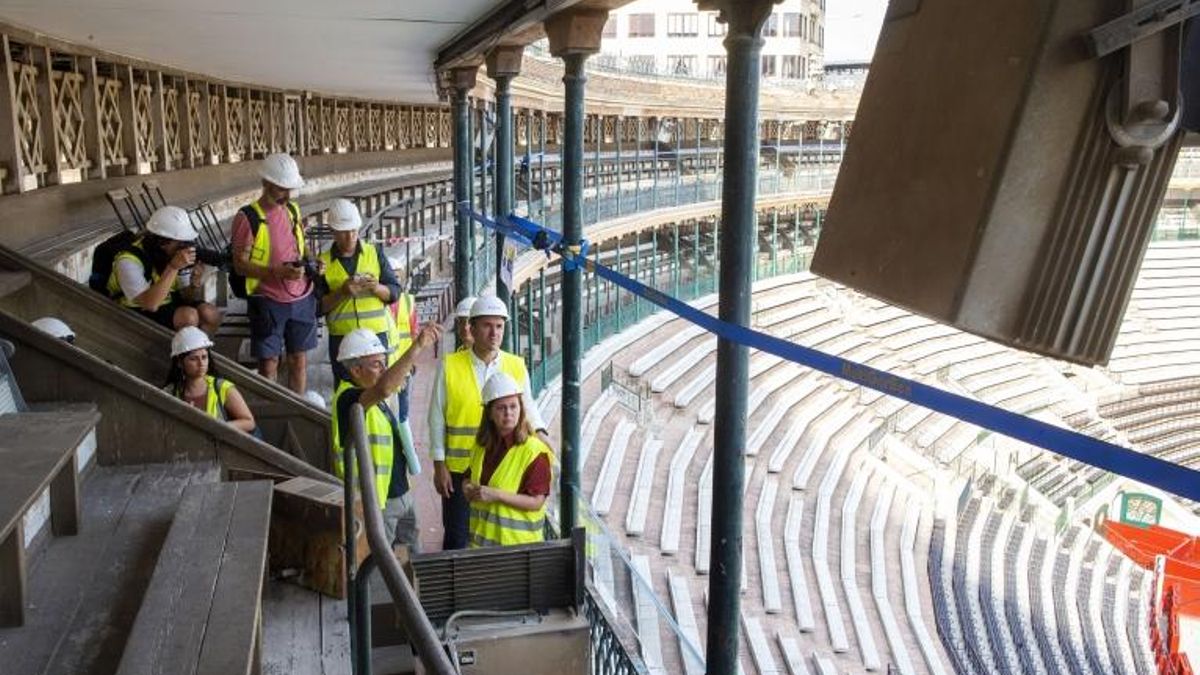 El presidente de la Diputació de València, Vicente Mompó, ha visitado las instalaciones de la plaza.