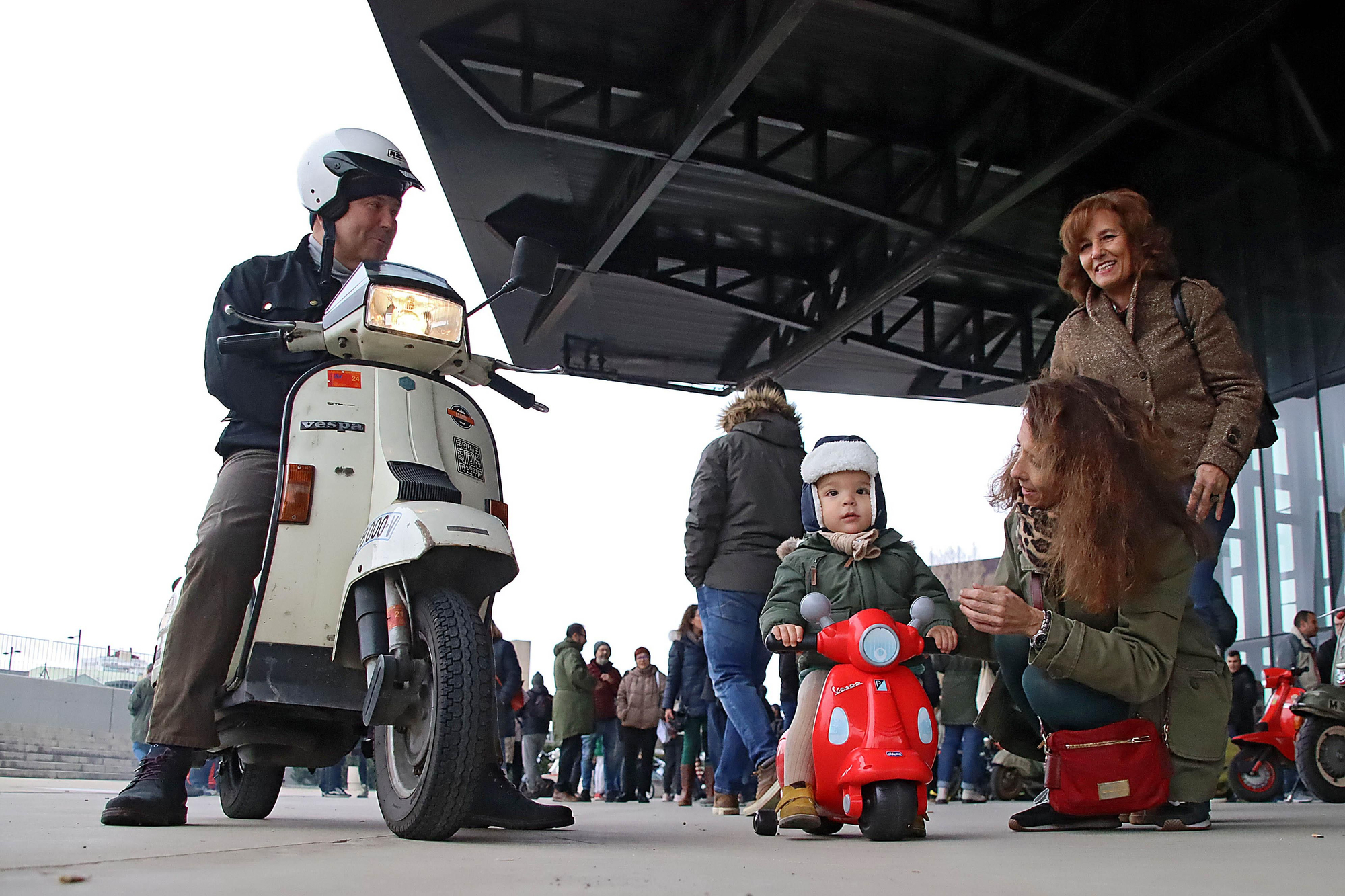 Las 'scooter' transportan a León a otros tiempos sobre dos ruedas