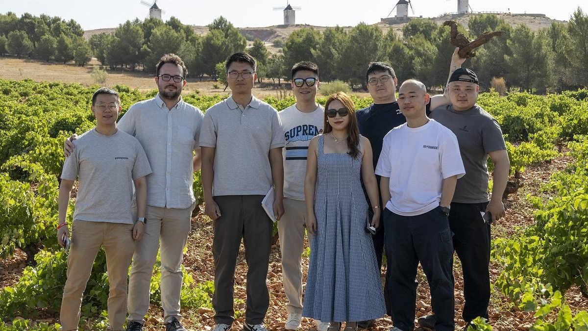 Sumilleres e influencers chinos conocen ‘in situ’ la realidad y potencial de los vinos de la DO La Mancha