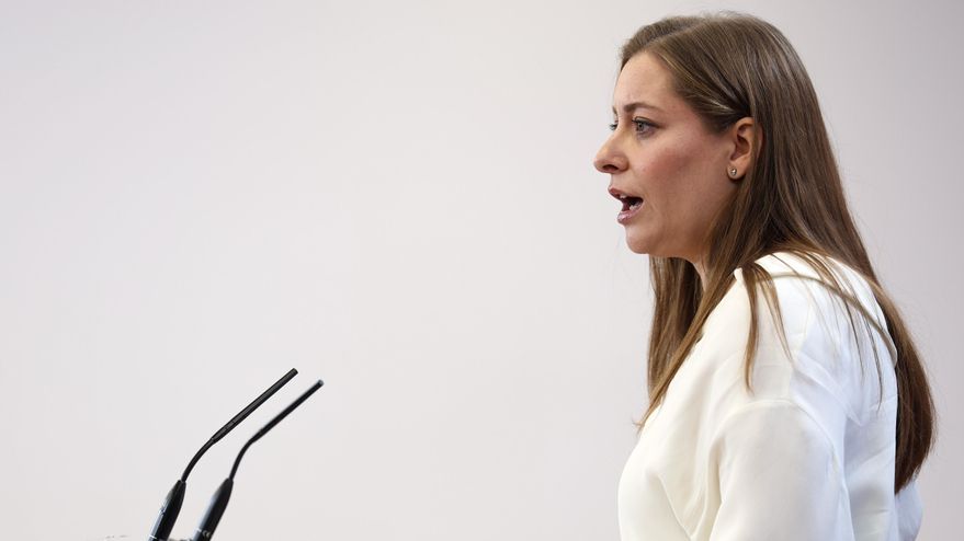 La portavoz del PP en el Congreso, Ester Muñoz, durante una rueda de prensa, en el Congreso de los Diputados.