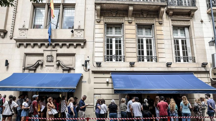 Personas hacen fila frente al consulado español en Buenos Aires, Argentina, para acceder a la nacionalidad española a través de la Ley de Memoria Democrática.
