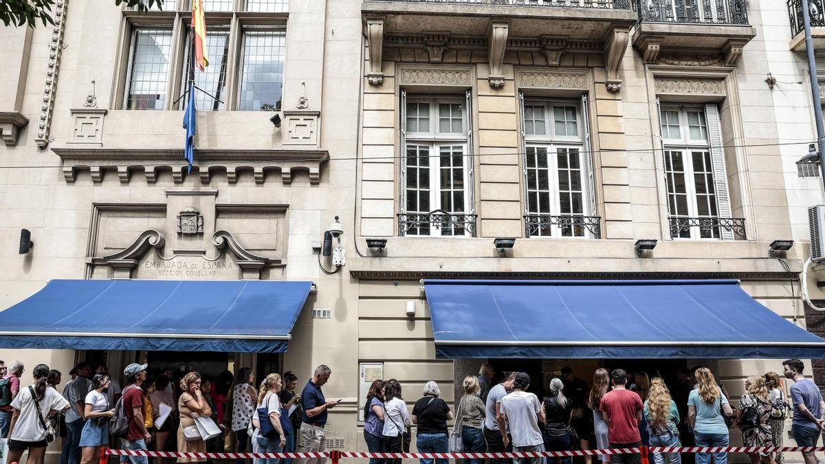 Nacionalidad española por la ley de Memoria Democrática: dificultades en los consulados y amenazas de derogación del PP