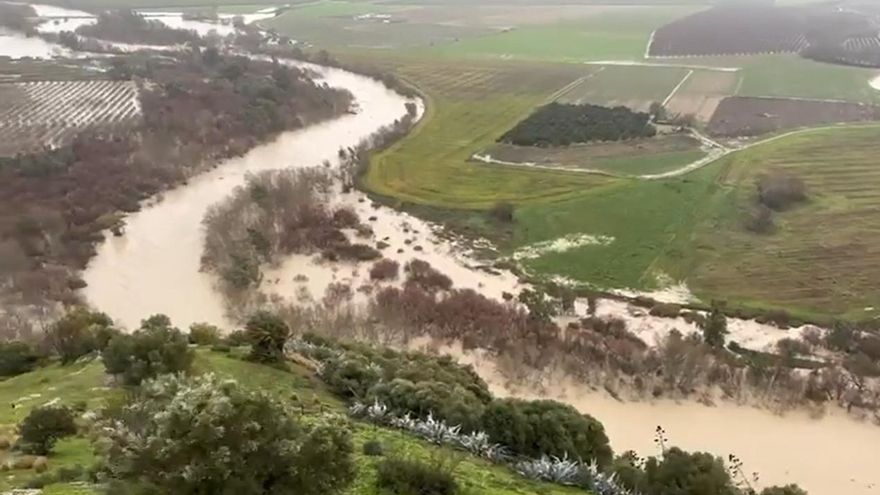 El río Guadalquivir se desborda a su paso por Almodóvar del Río.