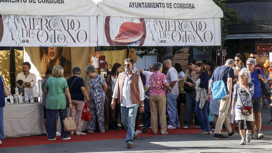 El comercio local planta cara a la venta 'online' saliendo a Las Tendillas: "El trato directo con el cliente es fundamental"