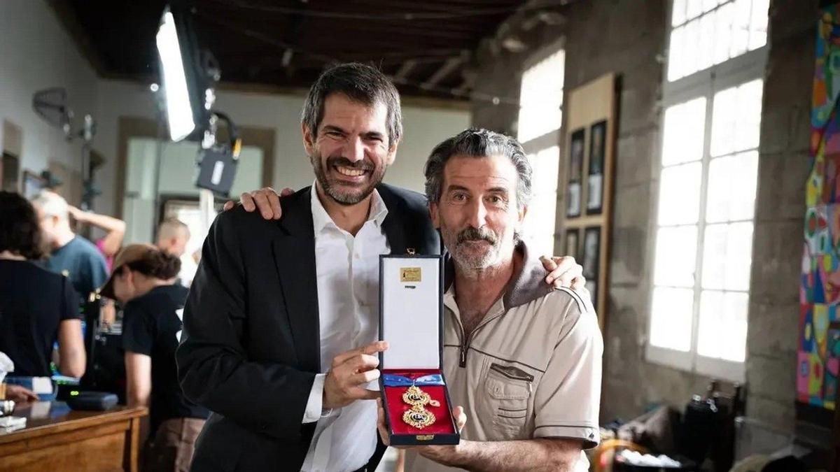 Urtasun entrega a Luis Zahera la Medalla de Oro de las Bellas Artes durante el rodaje de la serie 'Animal' en Santiago
