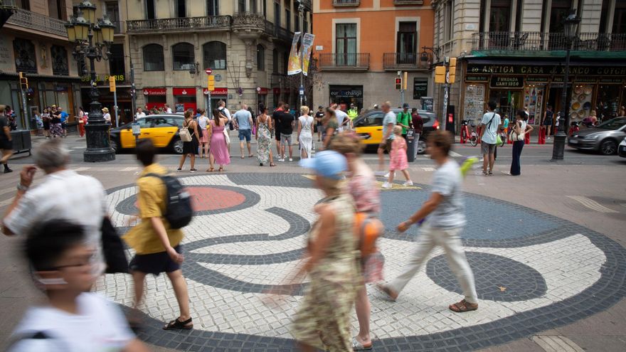 Archivo - Varias personas caminan por el mosaico de Miró en el suelo de La Rambla escenario del atentado del 17 de agosto de 2017