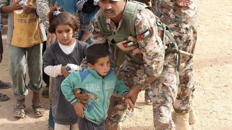 Unos 75.000 refugiados atrapados en tierra de nadie entre Siria y Jordania