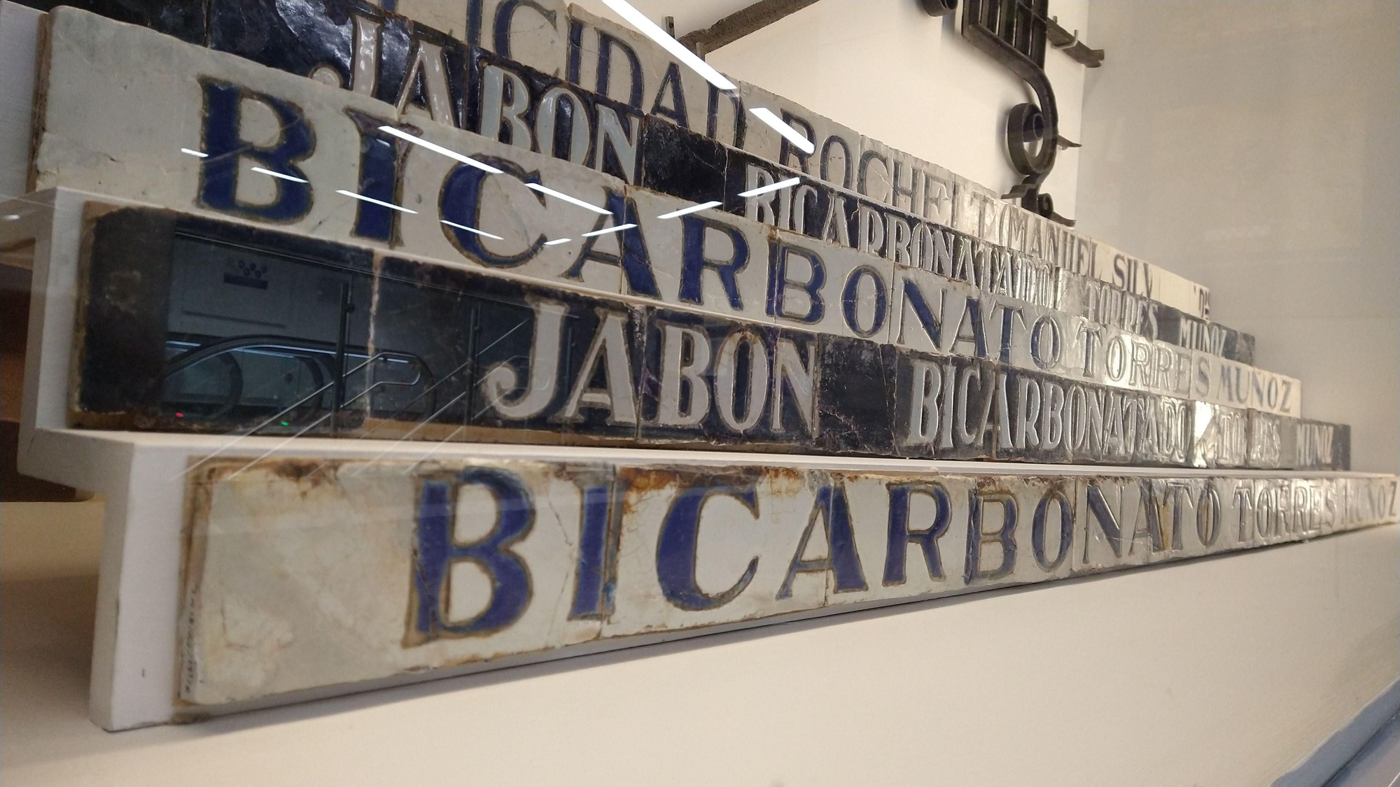 Estación Gran Vía - anuncio en escaleras antiguas