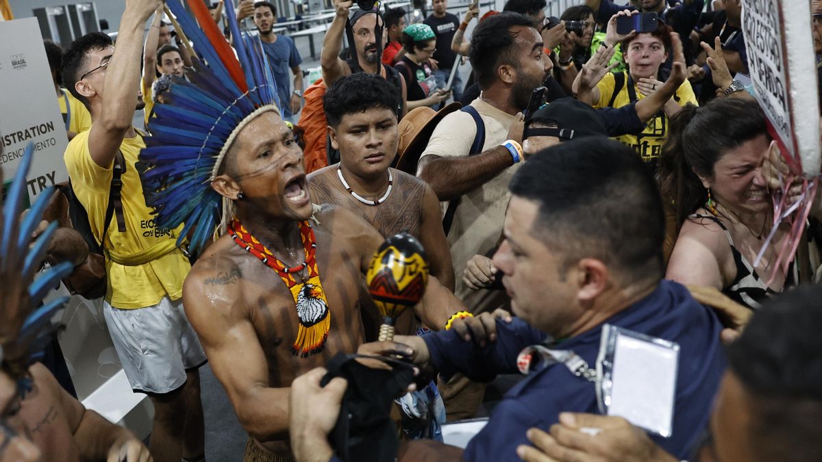 Decenas de manifestantes invaden el área restringida de la COP30 durante una protesta contra el cambio climático