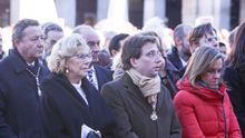 Manuela Carmena y José Luis Martínez-Almeida en la misa de la Almudena en Madrid.