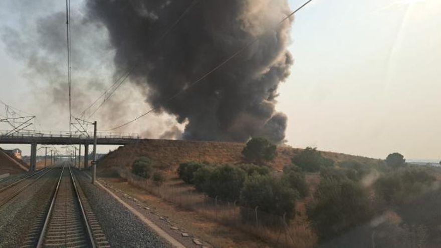 Restablecida la circulación ferroviaria Madrid-Andalucía tras un parón por un incendio en una nave en Toledo