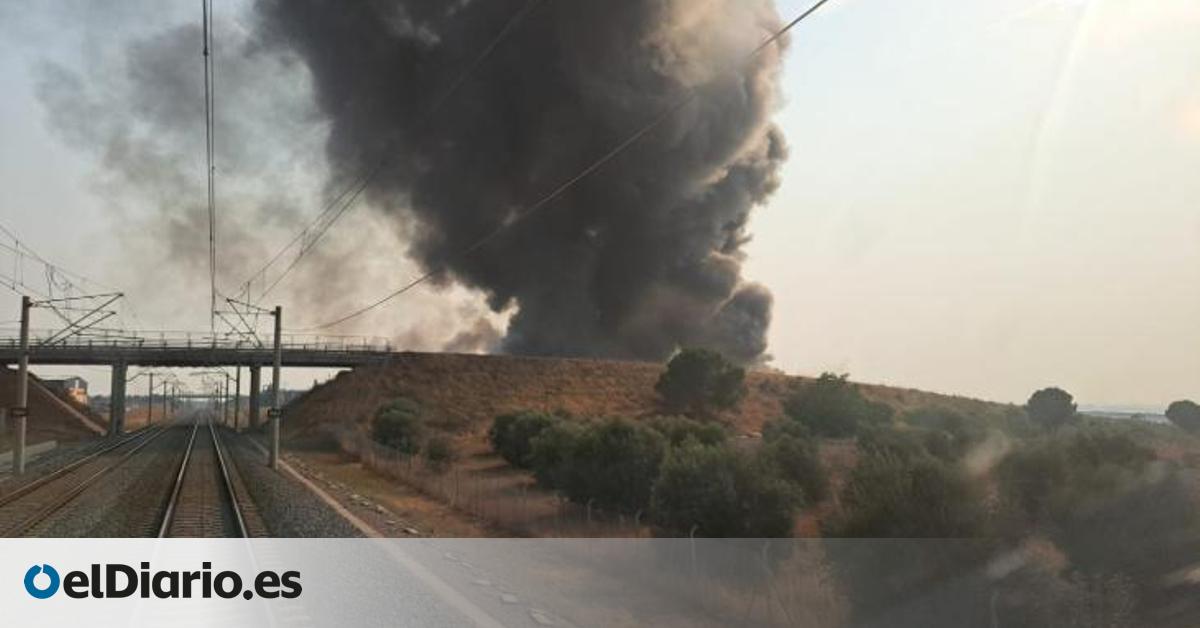 Suspendida la circulación ferroviaria Madrid-Andalucía por un incendio en una cercana empresa de reciclaje, en Toledo